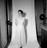 Rumsinteriör, en kvinna.Bertil Sehlin (beställare).