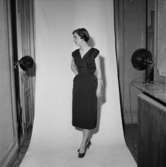 Rumsinteriör, en kvinna.Bertil Sehlin (beställare).