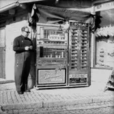 Tobaksaffären Stjärnan, exteriör, tobaks- och chokladautomat, en man.