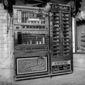 Tobaksaffären Stjärnan, exteriör, tobaks- och chokladautomat.