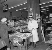 Konsum snabbköp, affärsinteriör, kunder och personal, demonstration av djupfryst mat.