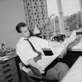 Kontorsinteriör, en man vid skrivbordet.
Sedell Reklam.