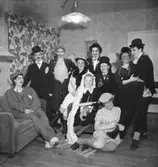 Rumsinteriör, grupp tio personer, möhippa.
Ulfgren