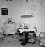 Rumsinteriör.
Fru Hedin