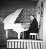 En man vid pianot.
Ur Bengas kvintett.