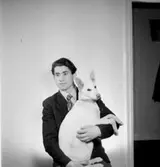 En man med en hund.
Ingmar Eriksson