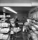 Konsum, affärsinteriör, kunder och personal.