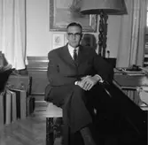 Rumsinteriör, en man.
Disponent Sven Åqvist
Bilden tagen för porträttmålning (målare Björklund).