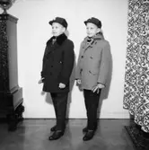 Två pojkar.
Kläder från Ingmars.