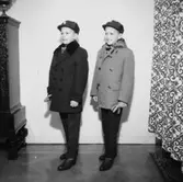 Två pojkar.
Kläder från Ingmars.