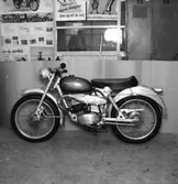 Motorcykel Husqvarna med ljuddämpare.
Allmotor AB.