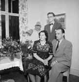 Rumsinteriör, högtid, familjegrupp tre personer.
Molin