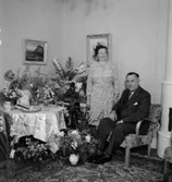 Rumsinteriör, ett par.
Fru Johanssons födelsedag.