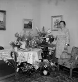 Rumsinteriör, en kvinna.
Fru Johansson på födelsedagen.