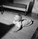 Rumsinteriör, ett litet barn.Sjunnesson