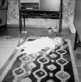 Rumsinteriör, ett litet barn.Sjunnesson