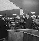 Konsum, affärsinteriör, kunder och personal.