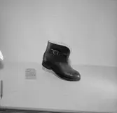 En sko - känga.
Oscaria Skofabrik.