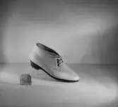 En sko - känga.
Oscaria Skofabrik.