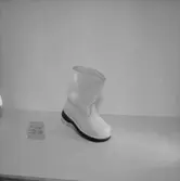 En sko - känga.
Oscaria Skofabrik.