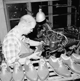 Oscaria Skofabrik, interiör, skotillverkning, en man.
Bilden tagen för broschyr.