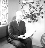 Rumsinteriör, en man.
Tolander på 50-årsdagen.