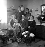 Rumsinteriör, familjegrupp sex personer.
Nilssons 70-årsdag.