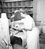 Konsums herrtvätt, interiör, en kvinna.