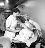 Konsums herrtvätt, interiör, en kvinna.