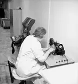 Konsums herrtvätt, interiör, en kvinna.