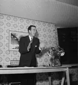 Konsums föreståndare på föreläsning, en man.