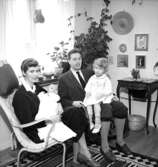 Rumsinteriör, familjegrupp fyra personer.Uddsen