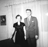 Rumsinteriör, ett par, högtid.
Uhlan - Berglind