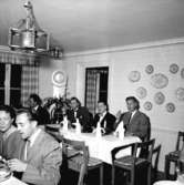Rynninge skola, interiör, grupp vid bordet.
25-årsjubileum (1933-1958).
Roland Vilén