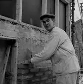 Byggnadsarbete, en man.
Oscaria (beställare ?).
BPA-murare, södersaneringen.
Göran 