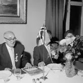 Rumsinteriör, grupp vid bordet.
Fabrikör Jakob Eklunds 70-årsdag på 