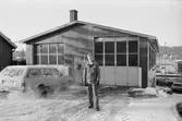 Dennis Byström från Kållereds Motorklubb framför gamla brandstationen vid Gamla Riksvägen i Kållered, år 1983. 