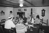 Julpyntskväll på Kållereds Hembygdsgilles gård i Långåker, år 1983.

För mer information om bilden se under tilläggsinformation.