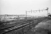 Järnvägen och bebyggelse vid Bangårdsvägen i Kållered, år 1983. Vy från Labackavägen.

Fotografi taget av Harry Moum, HUM, Mölndals-Posten, vecka 47, år 1983.