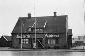 Kållereds Värdshus vid Gamla Riksvägen i Kållered, år 1983.

Fotografi taget av Harry Moum, HUM, Mölndals-Posten, vecka 47, år 1983.