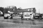 Bensinstationen Texaco vid korsningen Gamla Riksvägen-Streteredsvägen i Kållered, år 1983.

Fotografi taget av Harry Moum, HUM, Mölndals-Posten, vecka 47, år 1983.