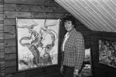 Konstnären Gullan Rutgersson ställer ut sina tavlor i Lindome, år 1983. 