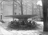 Bostadshus, cyklar i cykelställ. Vid kortänden av Nämndhuset ut mot Vasagatan
Byggnadsnämnden.