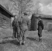 Kullängsstugan, exteriör. Tre personer.
27 april 1939.