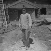 Kullängsstugan, exteriör. En man.6 oktober 1939.