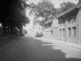 Örebromotiv, stadsgata och bostadshus.
27 augusti 1940.