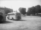 Örebromotiv. Bussar och bostadshus.
27 augusti 1940.