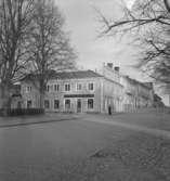 Bostadshus och affärsbyggnader. Leon Sandbergs Bosättningsaffär. Storgatan 12 samt Rådstugugatan rakt i bilden.

27 november 1942.