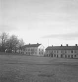 Byggnader.
27 november 1942.
Bilden är tagen tvärs över torget mot öster, från Stadshotellet. Stora huset är Kungsgatan 10.