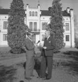 Två män. Bostadshus i bakgrunden.
E. Malm
13 oktober 1943.